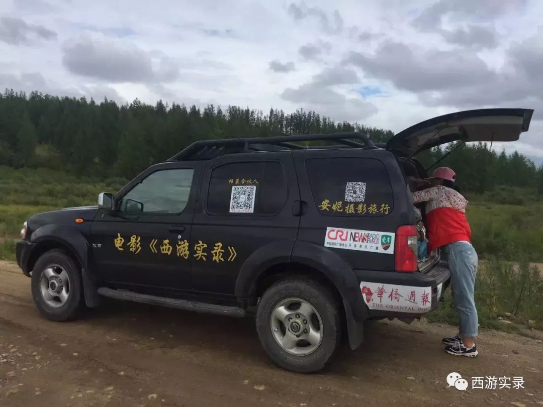 这女孩看到俄罗斯帅哥搭车，逼我停车，否则跳车