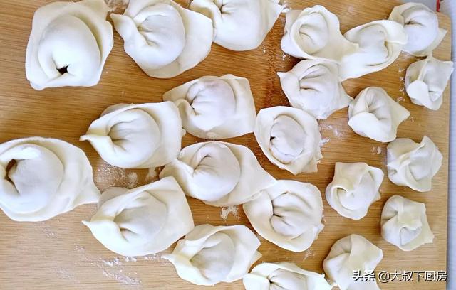 香菇胡萝卜木耳羊肉馅馄饨,大葱羊肉馅馄饨正宗做法