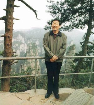 1992年，*小平邓**力排众议扶植“黑马”*镕基朱**：好干部就在眼前