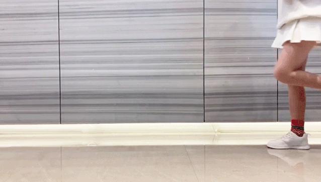 1秒就能变色的小白鞋，只要139元的价格，穿出两双鞋子的效果