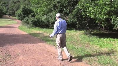 下山登山杖的正确用法,登山杖的正确使用方式图解