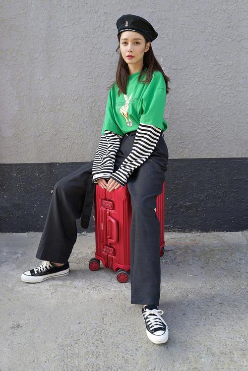 沈梦辰牛仔背带穿出少女感,沈梦辰粉色卫衣配短裤