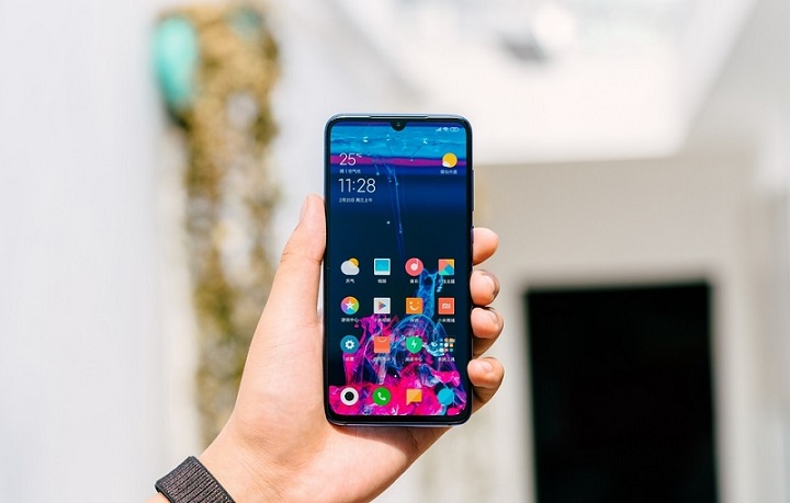 刚买的新手机，要不要贴上钢化膜？别辜负设计师一番苦心