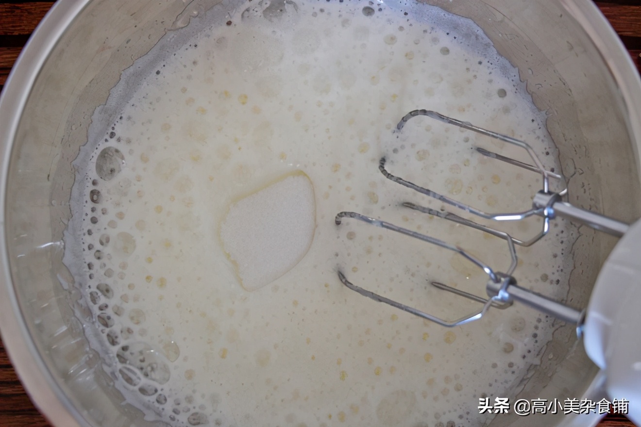 戚风蛋糕胚做奶油蛋糕的视频,水果奶油蛋糕的蛋糕胚