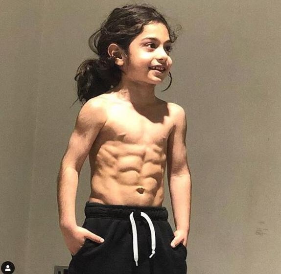 梅西年轻颠球视频,梅西小球迷冲进球场