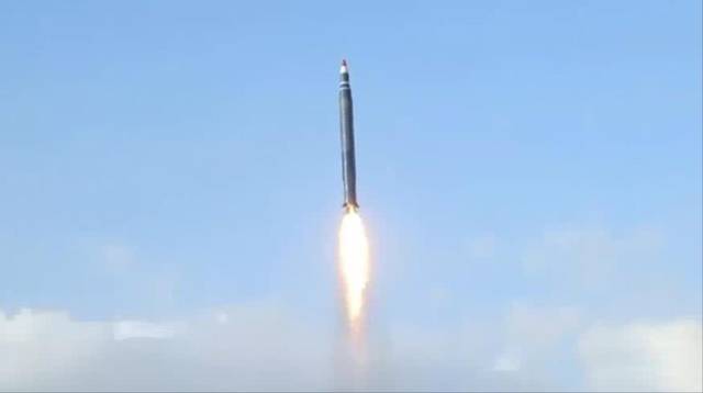 沙特拦截胡塞导弹视频,胡塞武装导弹击中美国军舰视频