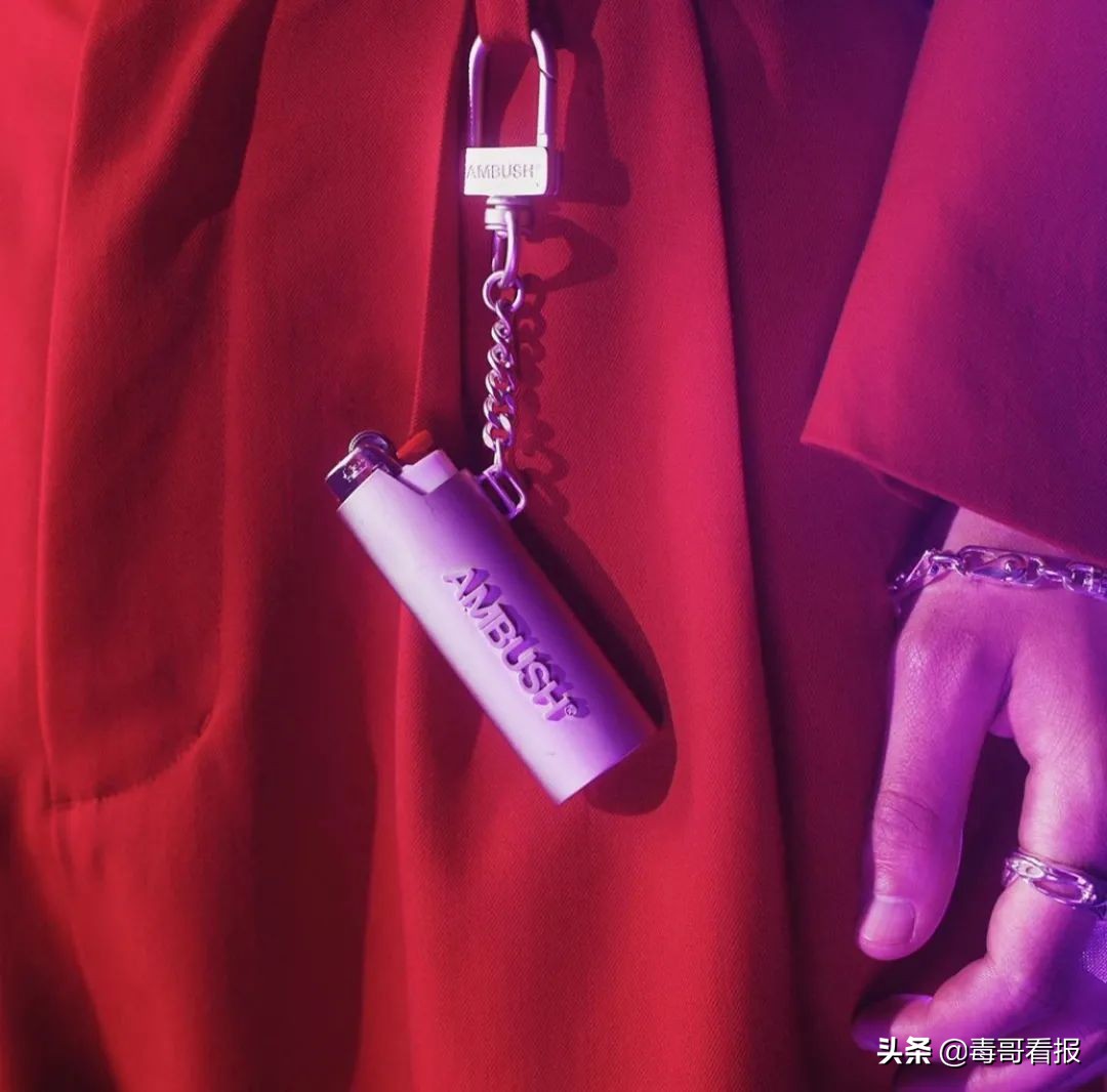 简约的首饰往往是穿搭的必杀技,首饰穿搭