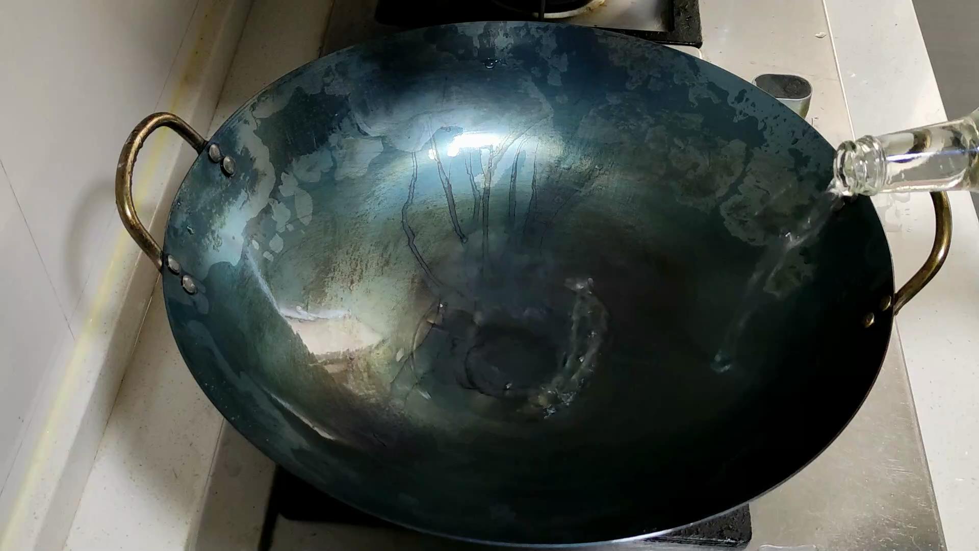 新铁锅不要直接用大厨教你开锅,新买的铁锅开锅不要猪肉