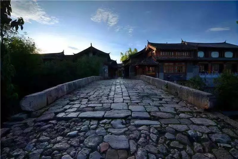 束河古镇和丽江哪个更值得去,丽江旅行住束河好还是丽江古城好