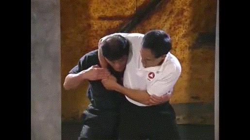 被锁喉怎么反击教学,格斗技巧教学锁喉