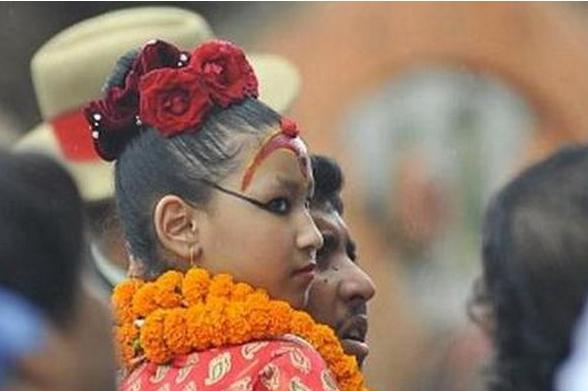 尼泊尔“活女神”双脚不能沾地，初潮就退位，无人敢娶