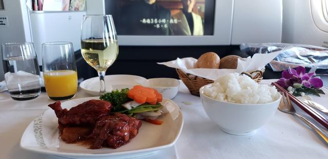 一杯敬故乡一杯敬远方下一句,一杯敬故乡一杯敬远方的歌名