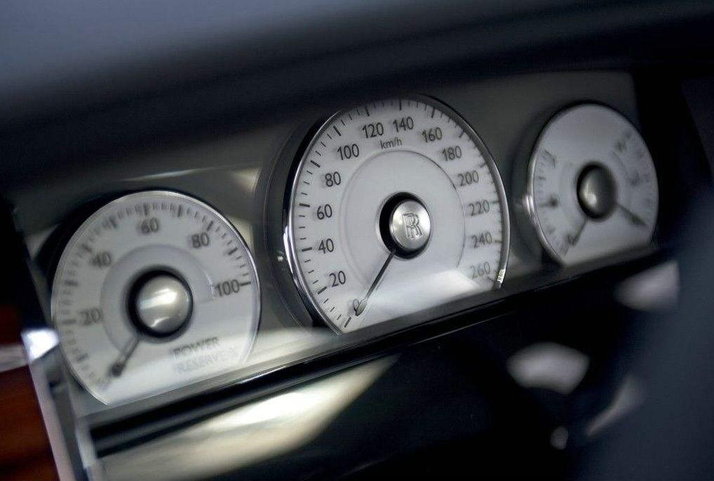 灰白色汽车内饰怎么打理,汽车内饰白色和橙色哪个好打理