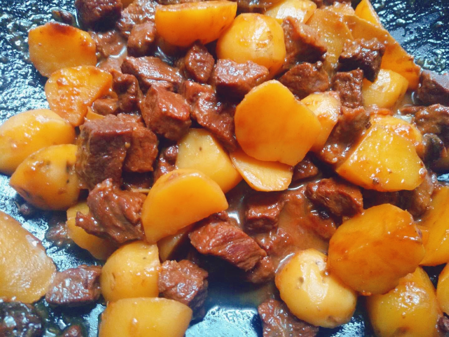 一锅味道鲜美的土豆番茄炖牛肉,牛腩家常做法西红柿土豆炖牛肉