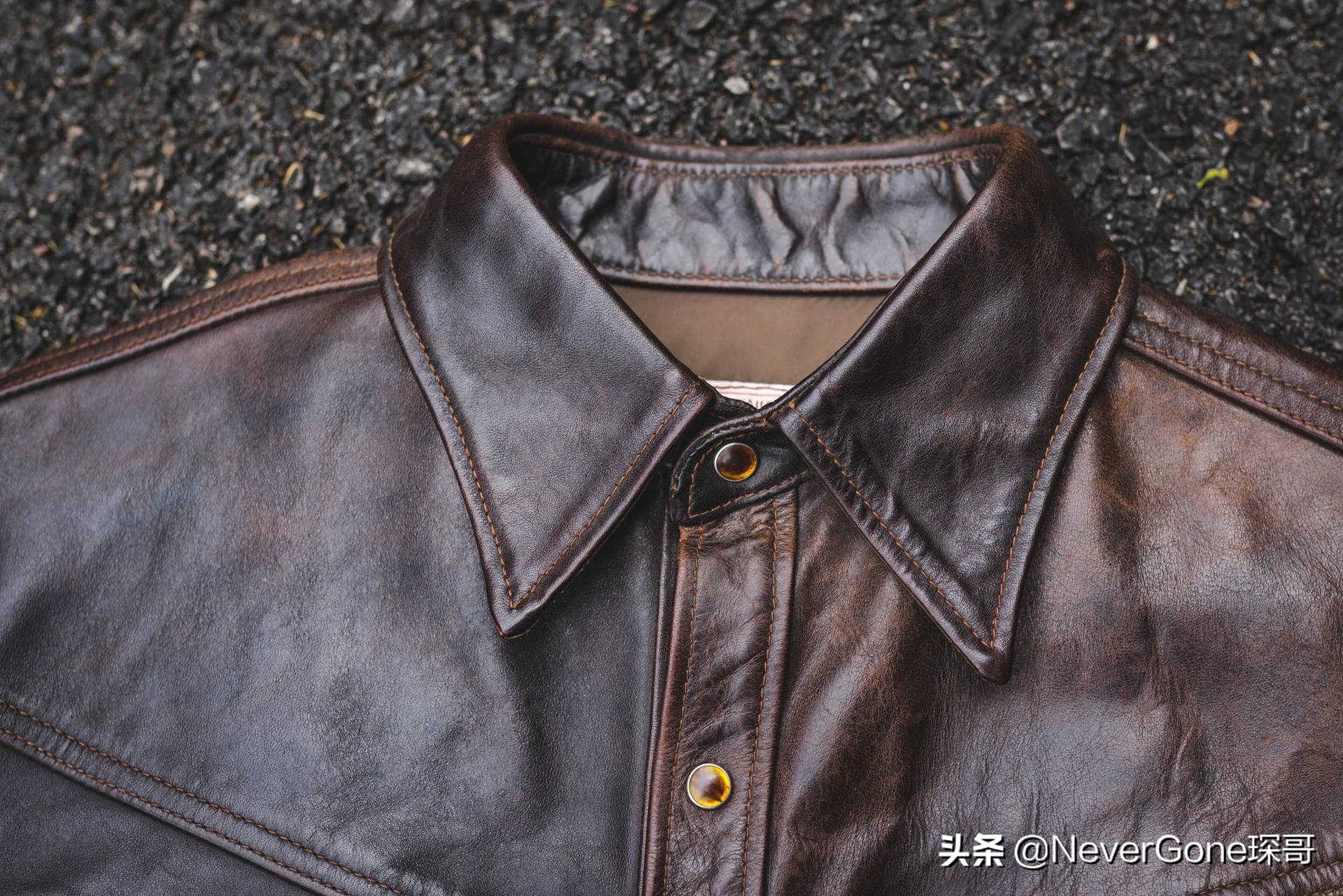 一件灰衬衫,一件美特斯邦威衬衫