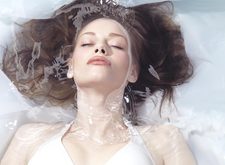 背上长了一个像黑头一样的小痘,内分泌失调背上脸上长痘吃啥药