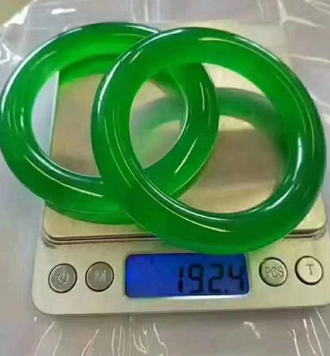 翡翠手镯基本知识大全,翡翠手镯的鉴赏方法和技巧