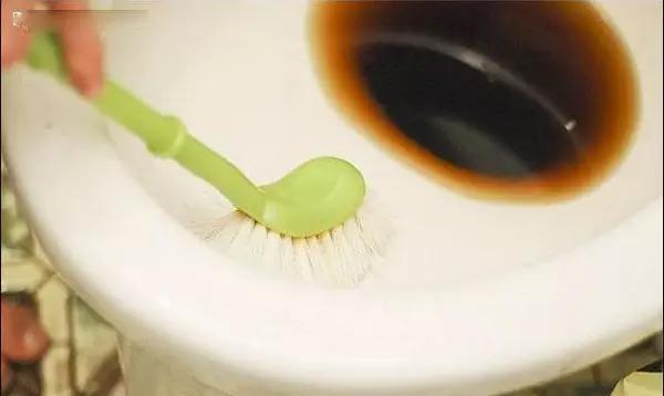 马桶夹层的污垢用什么快速清除,清除马桶下水道污垢妙招