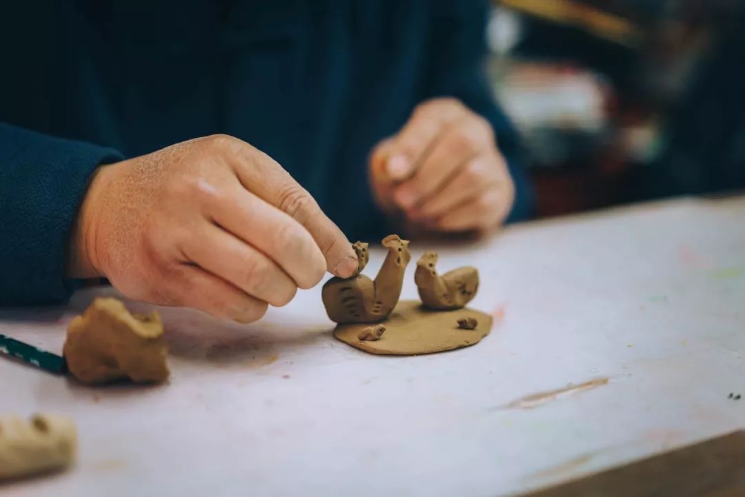 非遗守艺人｜他把泥“玩”出了花样，让有400年历史的老北京兔儿爷也跟上时代