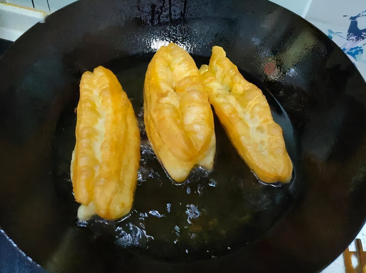 炸油条放碱面酵母酥脆吗,炸油条用不用酵母粉