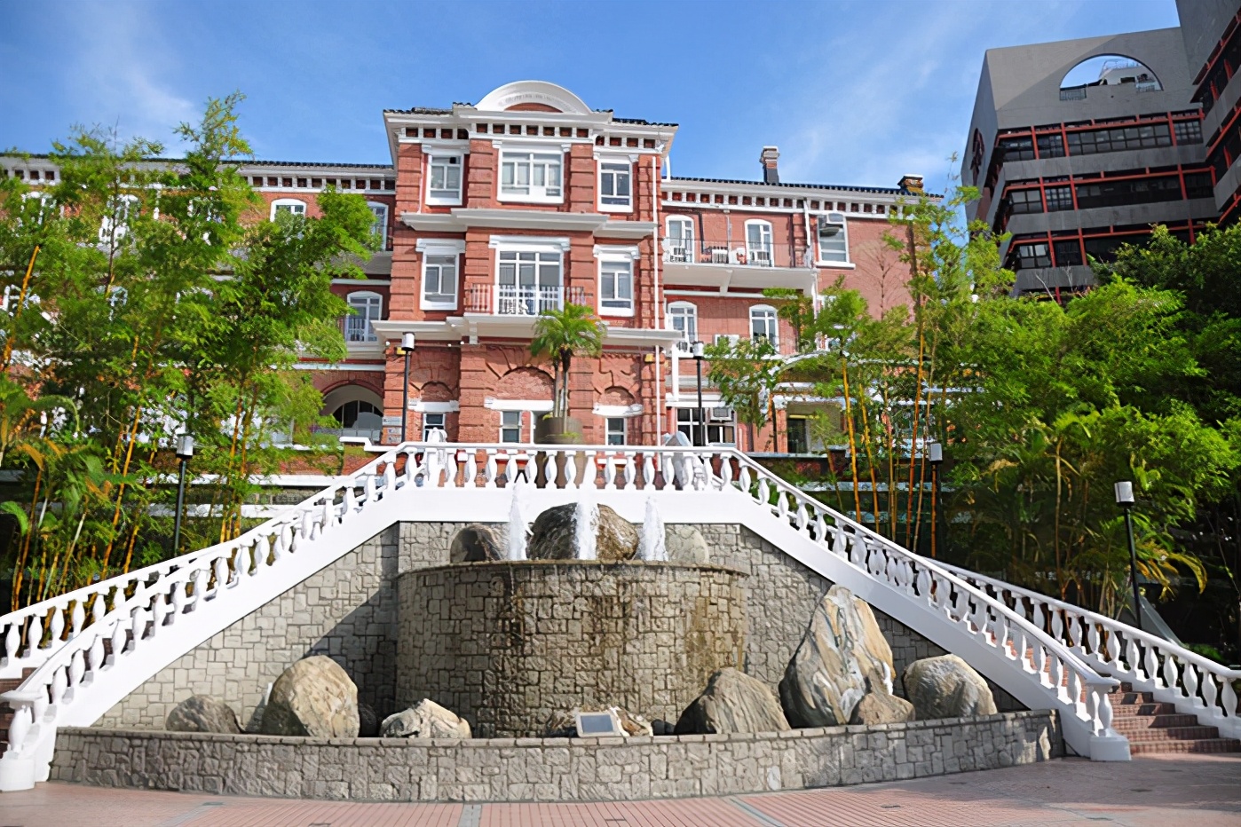 中国两岸四地大学排名，北京大学屈居第2，武汉大学跌出前10