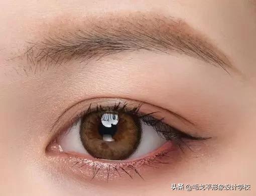 眼线一画上就晕染,眼线一画就成梯形