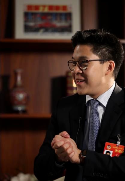 郭晶晶霍启刚带孩子稻田插秧,霍启刚郭晶晶一起插秧吃农家饭