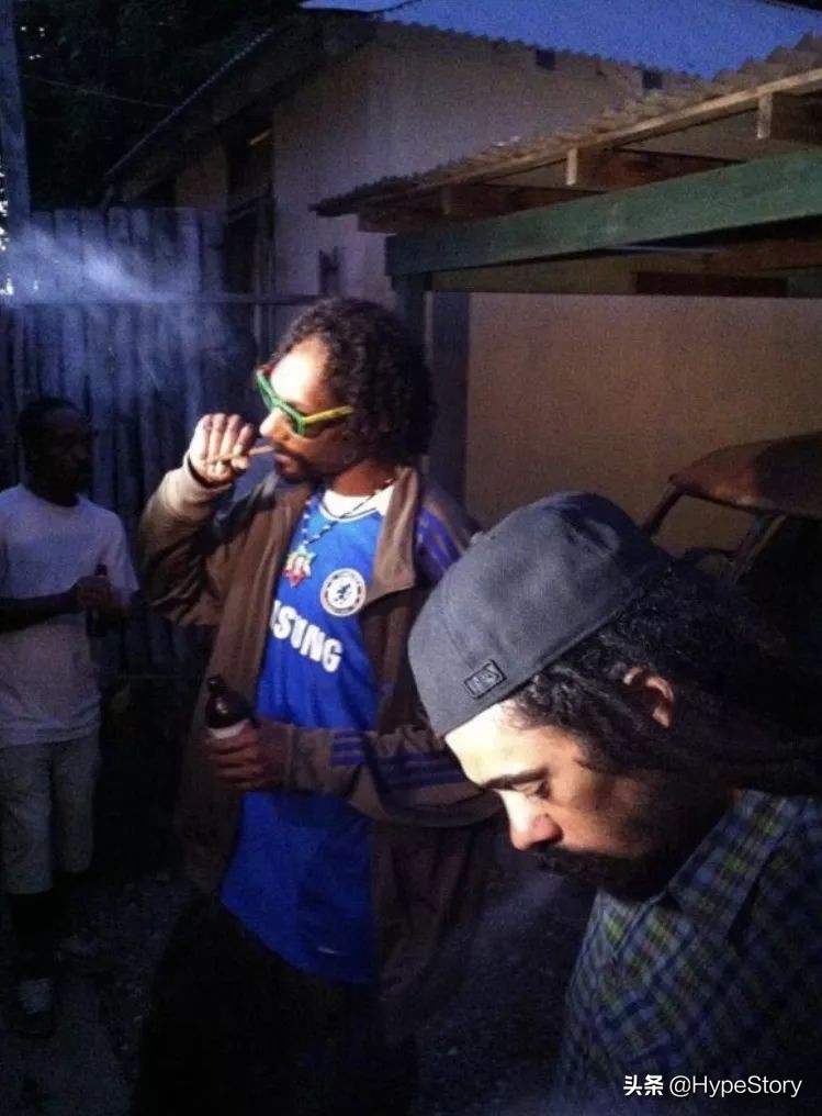 他是西海岸教父级的说唱歌手，也是足球圈最拽的球衣狂魔