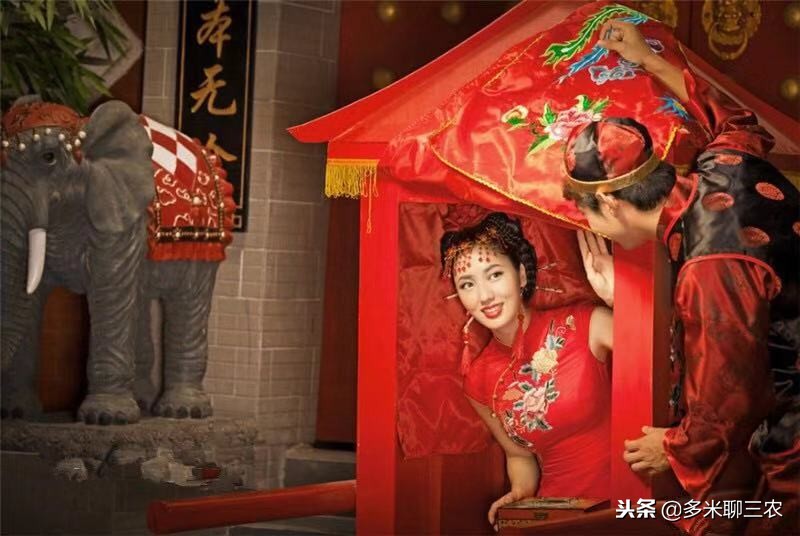 迎亲队伍遇到下葬队伍,农村的结婚迎亲车队