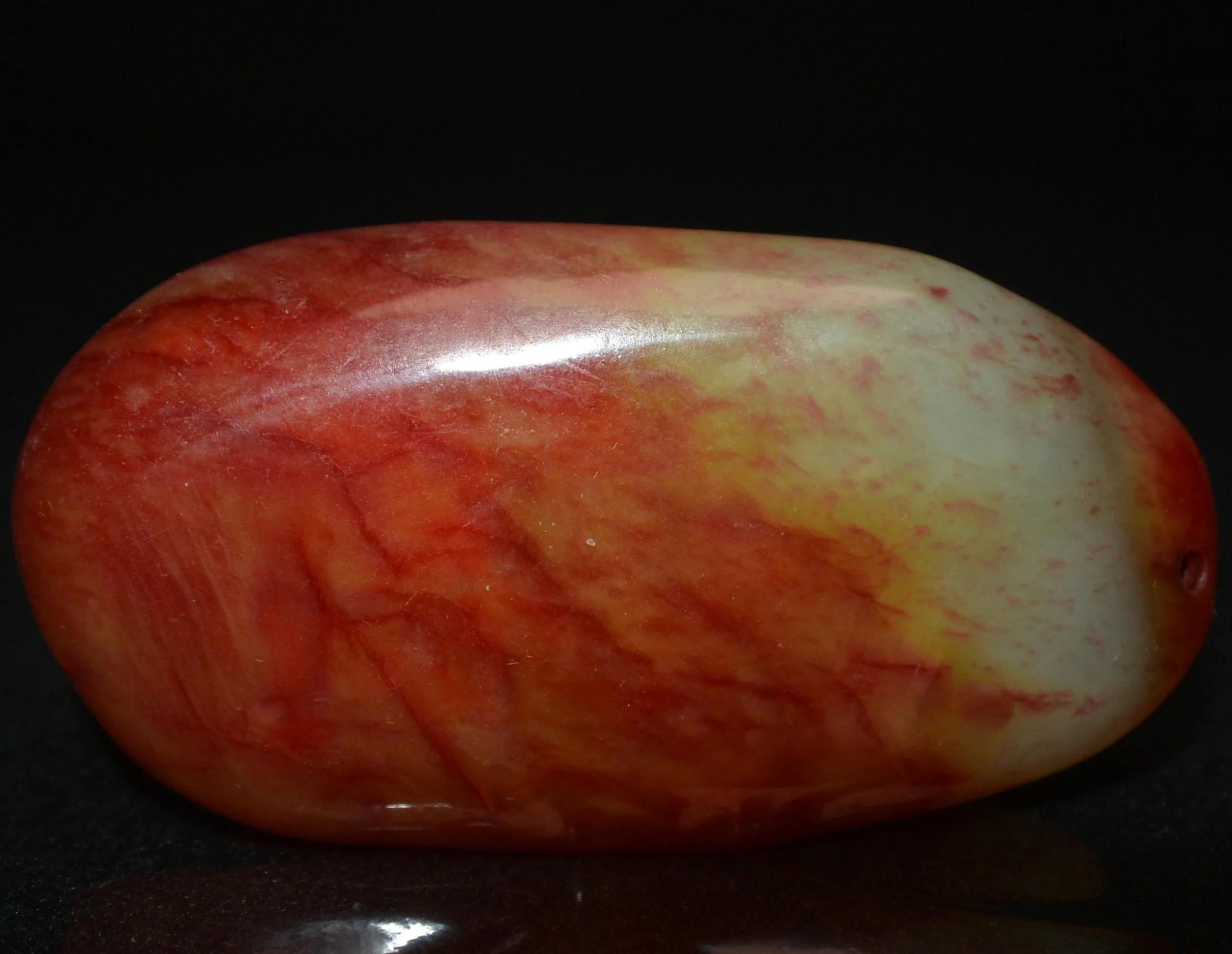 普通玉石烧热放入活狗嘴中，十年后价超百万，血玉为何如此值钱？