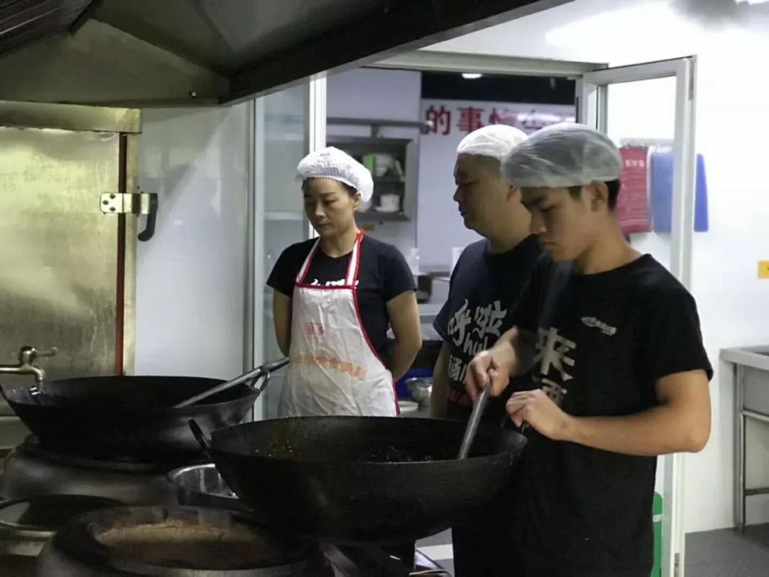 一个给重庆小面动手术的网红帅哥：我有一包治愈夫妻店痛点的药