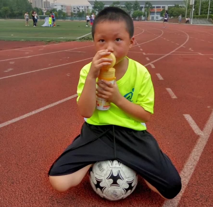 小小少年足球教学,青少年足球成长之路