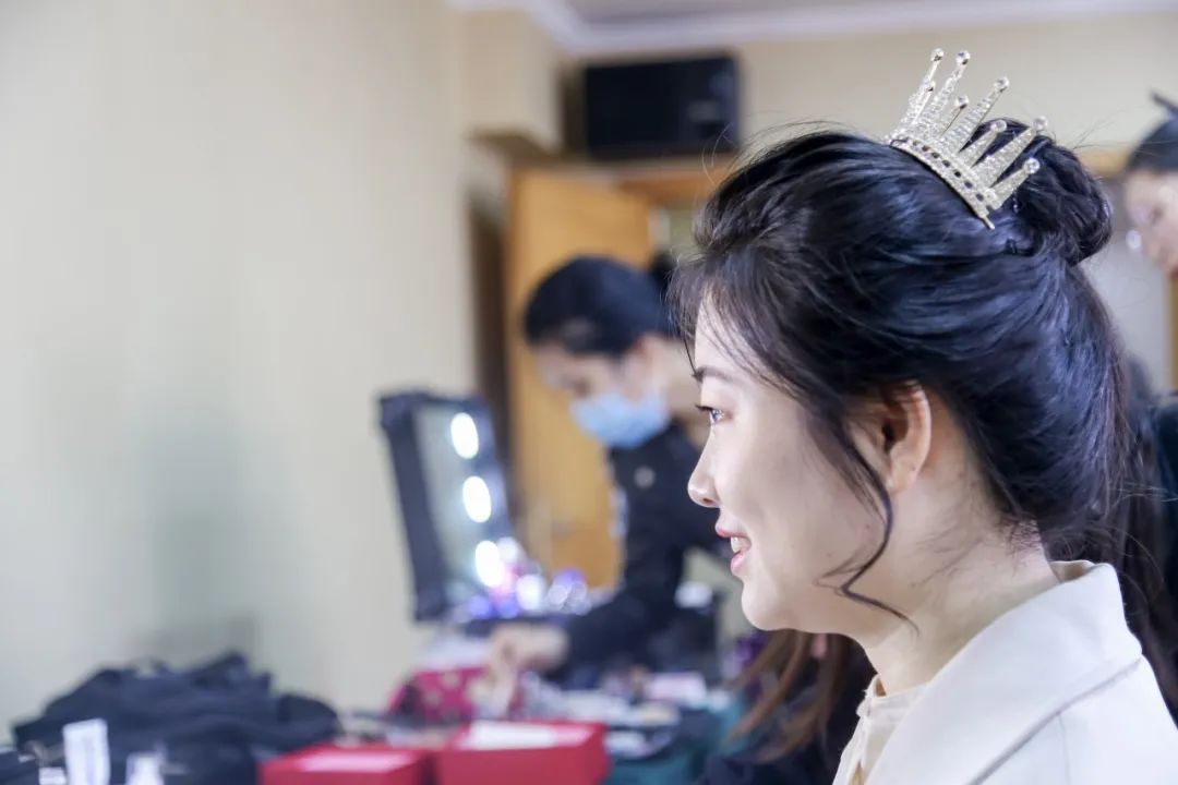 李兰娟致敬院士视频,致敬李兰娟院士的诗朗诵