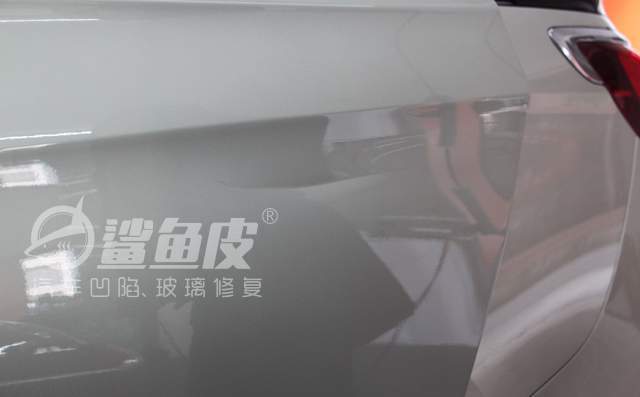 车门棱角凸陷如何无痕修复,别克车门深凹痕无痕修复案例