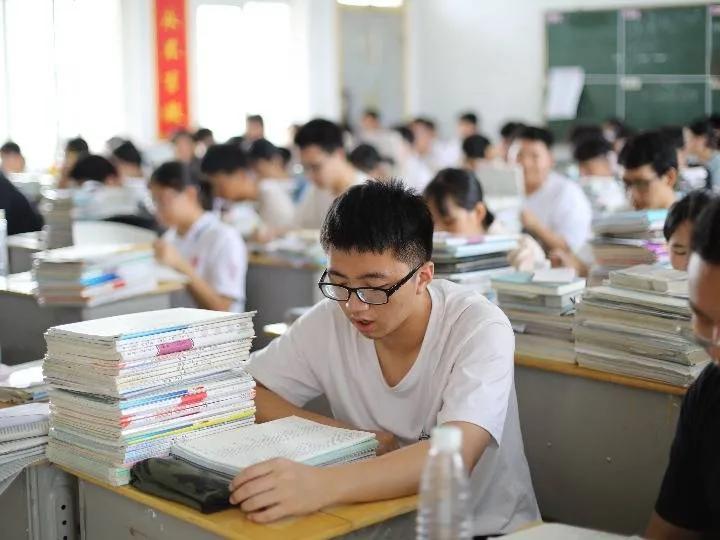 上3+2大专出来有前途吗,孩子上大专有前途吗