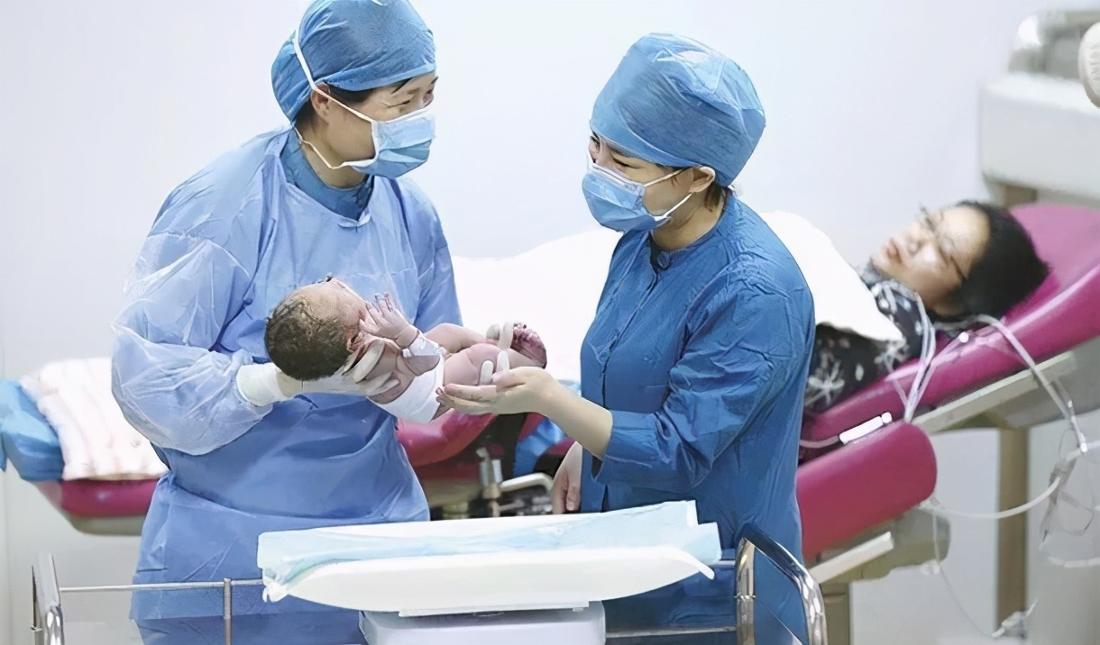 生娃时女人到底经历了啥？三个妈妈的生产述说，顺转剖太扎心