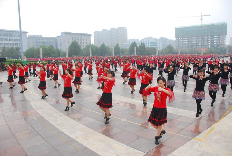手提广场舞音箱无线麦克风,爆款手提式广场舞音箱