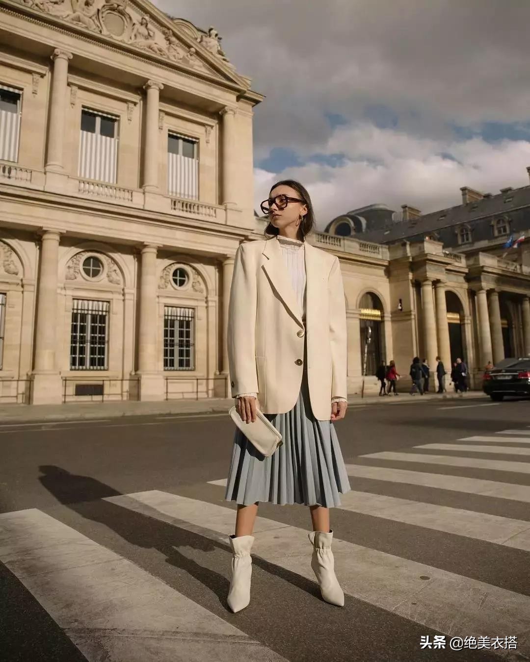百褶裙的夏天穿搭方法,秋季百褶裙的穿搭方法长款