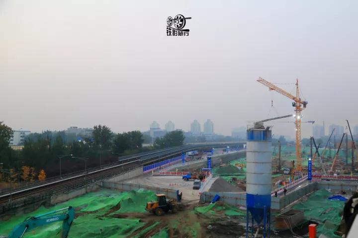 火车来了行人车辆请注意安全,行人车辆请注意火车就要来了