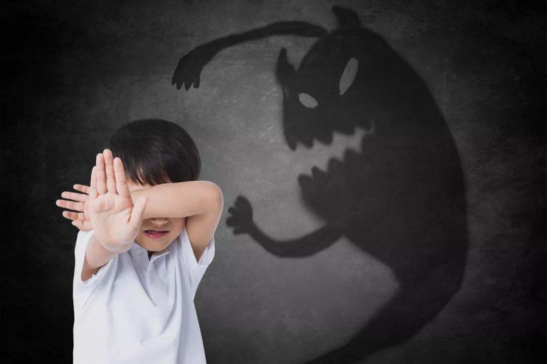 带孩子参加葬礼好吗,大人参加葬礼回家小孩哭闹