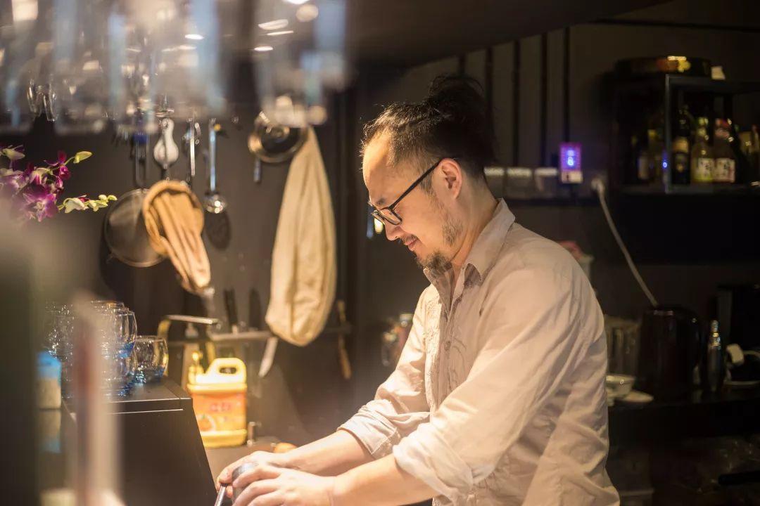 罗湖有家怪店，十个人来吃完饭后，老板居然多了一百个朋友