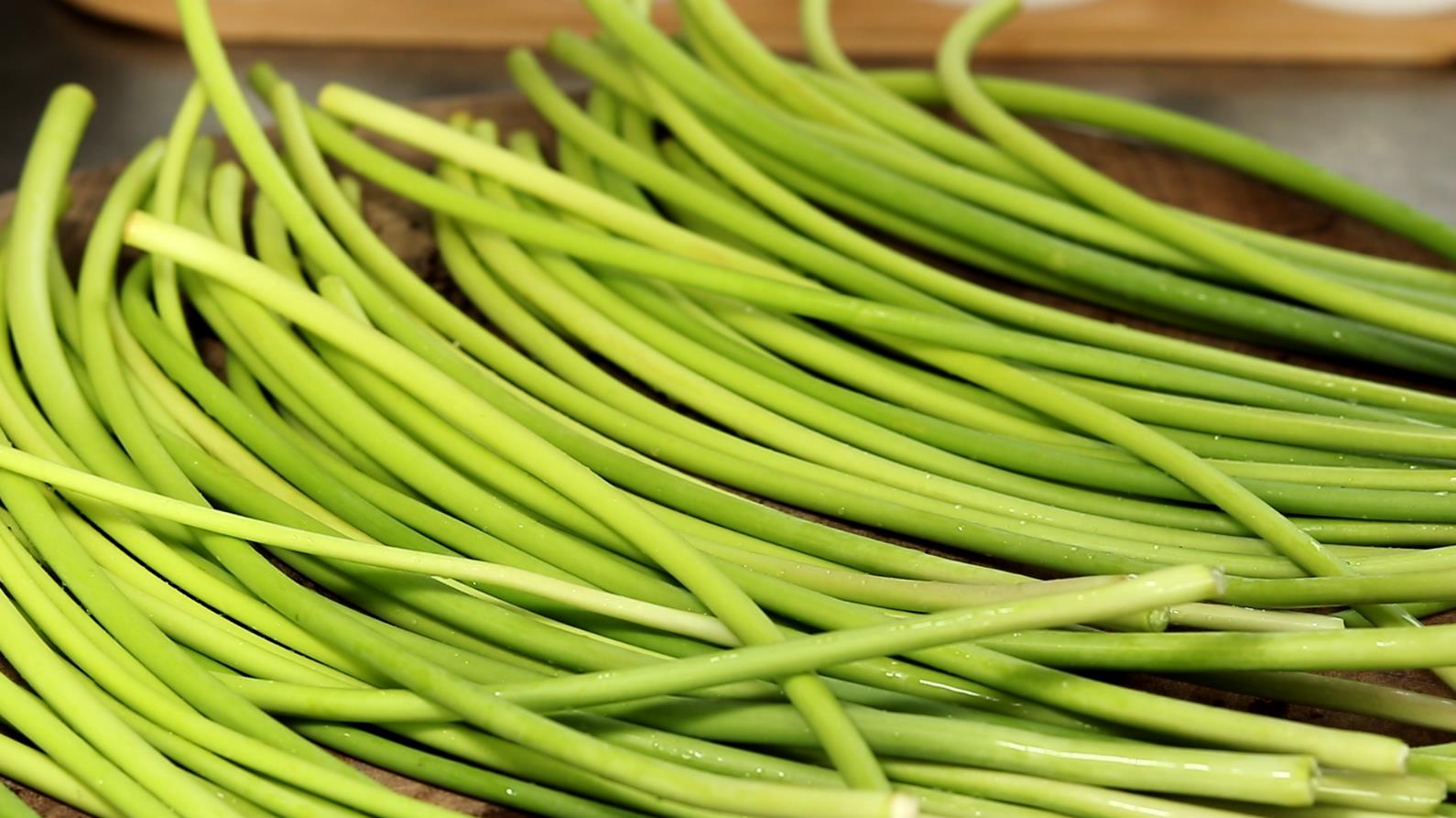 家常腌蒜苔最快最简单的方法,腌蒜苔最简单好吃的方法