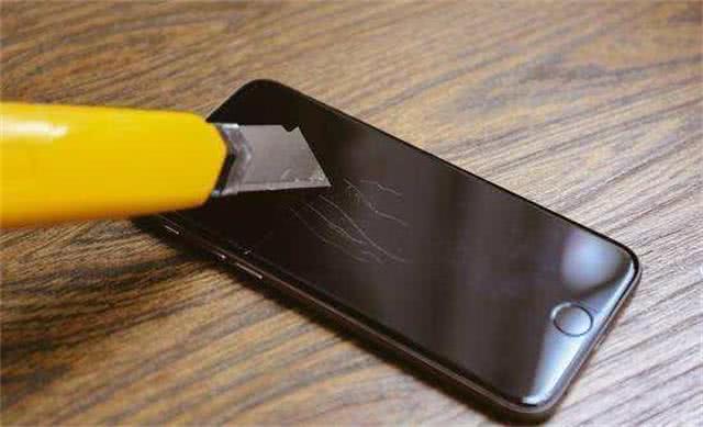 还在为你的手机屏碎发愁吗,手机贴软膜好还是钢化膜好