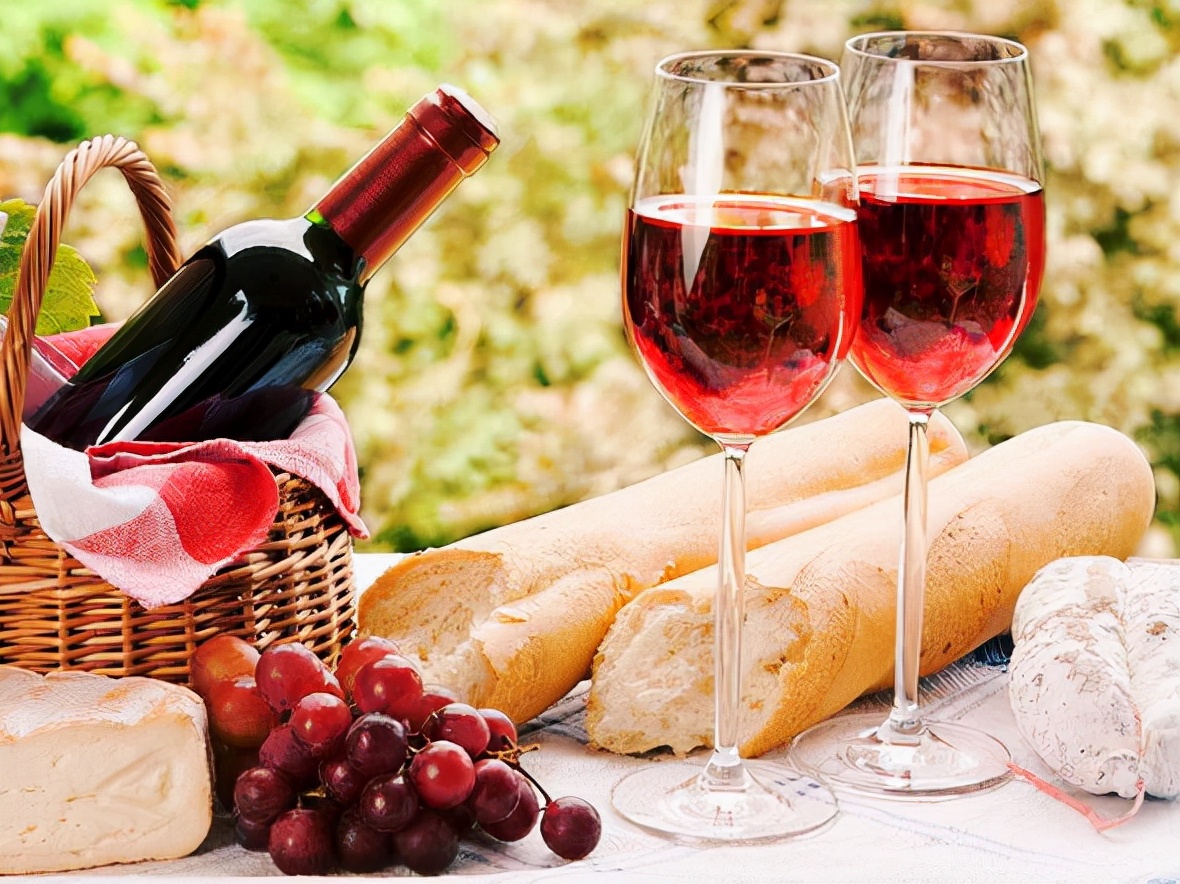 红酒的喝法可以兑点别的东西喝吗,红酒煮着喝