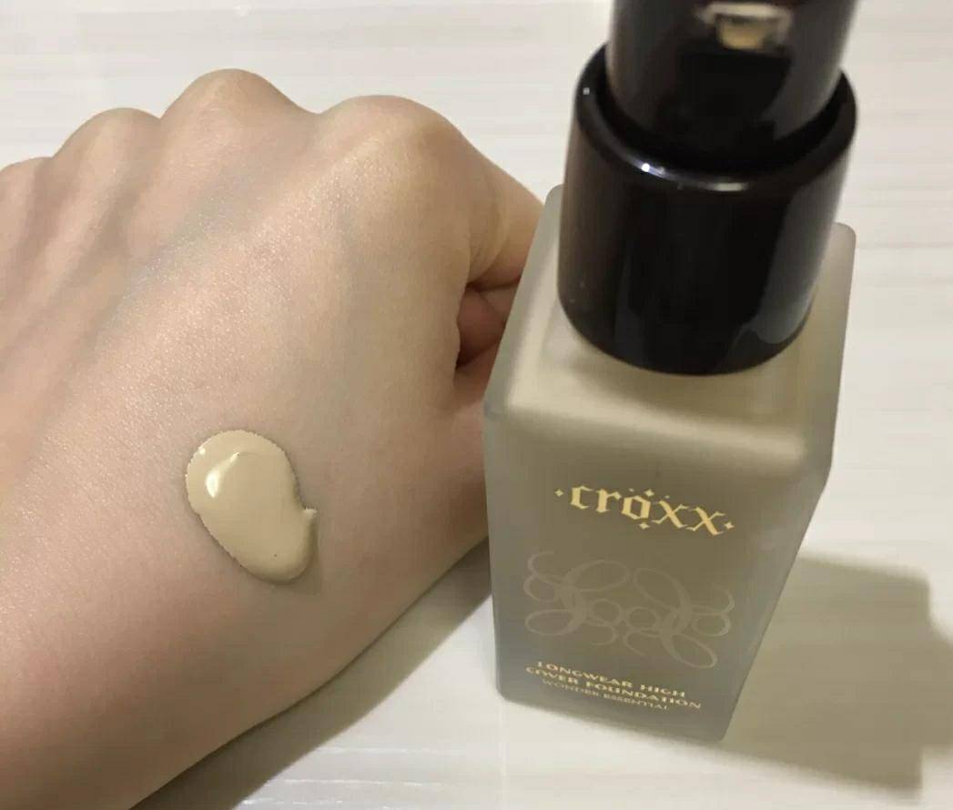 雅诗兰黛粉底液怎么选色不会暗沉,大牌雅诗兰黛粉底液