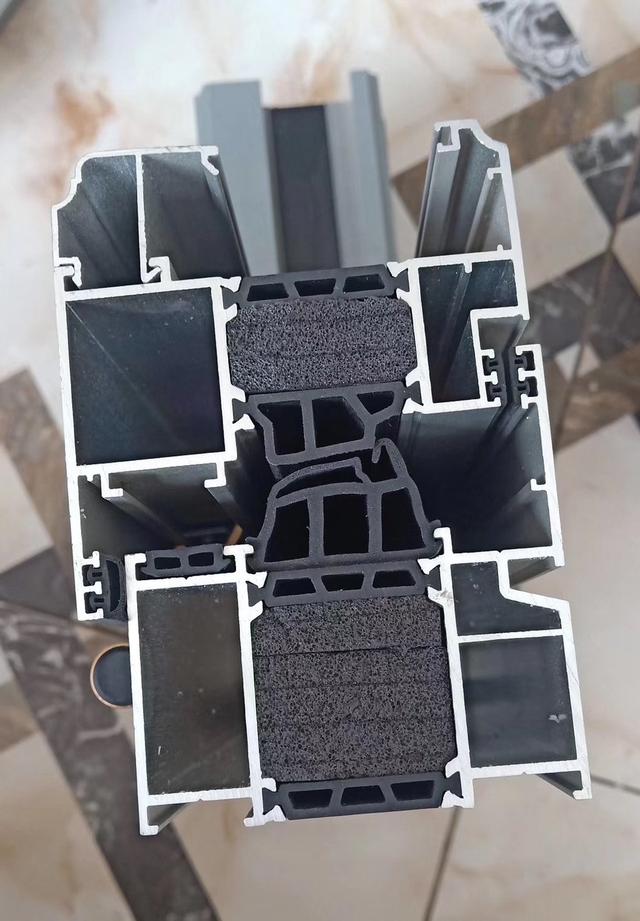 怎样辨别断桥铝是尼龙还是pvc,断桥铝pa66隔热条跟硅胶条区别