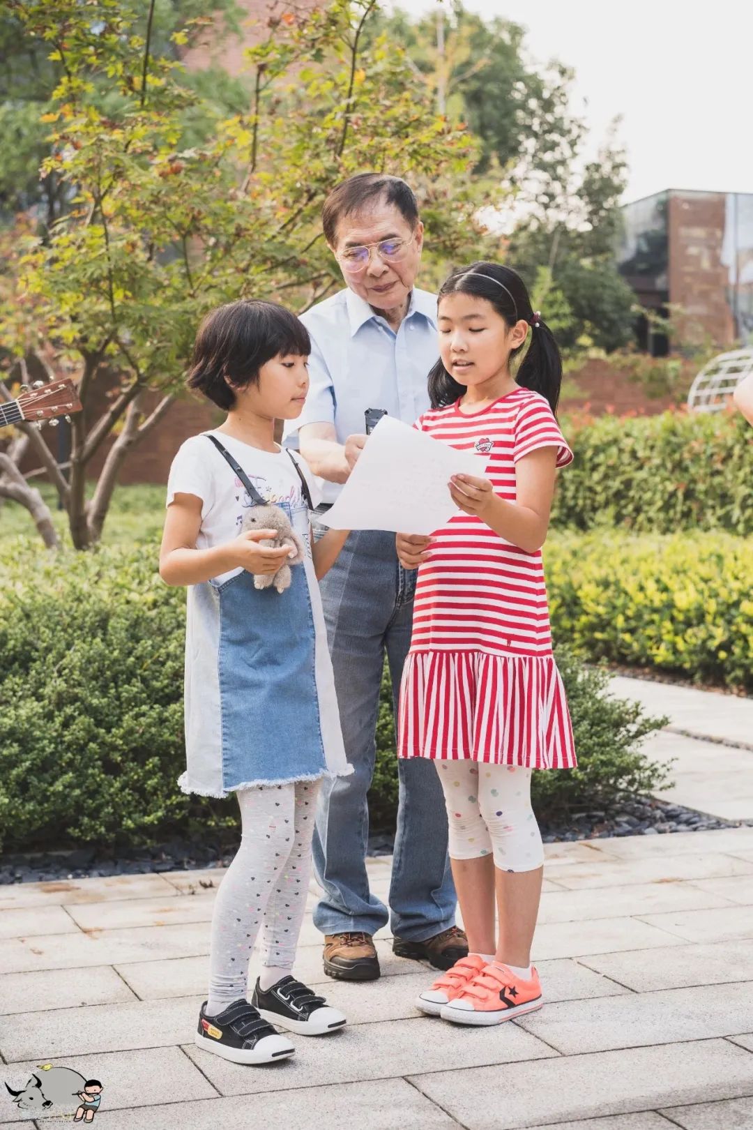 一个中年鬼才，整天逛公园，缠着大爷大妈给他唱歌