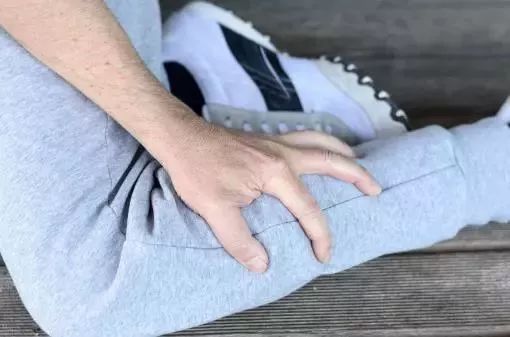 小腿抽筋怎么分辨受凉还是缺钙,肌肉抽筋痉挛是缺钙吗