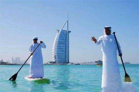 迪拜土豪为什么喜欢朴素白袍,迪拜为什么穿白袍