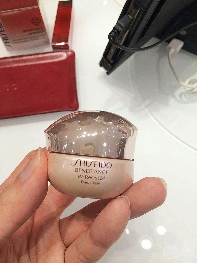 给大家推荐一款超好用的眼霜,比较好的实用的眼霜